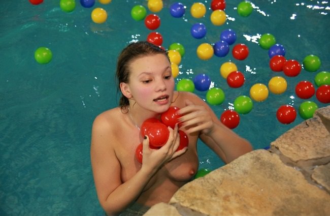 Water park at the weekend visited by a group of nudists photo [Nudist Planet]